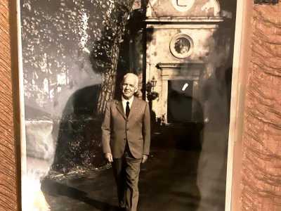 Il figlio Vincenzo invece, colui che acquist� la villa nel 1934, fu un celebre chirurgo e personaggio di spicco della cultura barese. Fond�, con altri intellettuali, l�Accademia di Studi Superiori Phoenix e diresse la rivista medica Puglia Sanitaria